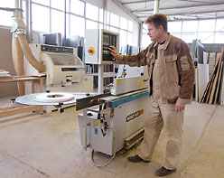 Tischlerei und Holzarbeiten Gehrden, Innenausbau, Zimmertüren, Glastüren, Sideboards, Schränke, auch in Schrägen, Parkettboden, Laminatboden, Sicherheitstechnik, Sonderanfertigung aus Holz, Möbelbau, Massivholzmöbel, Holzmöbel, Tischlerei Möbel, Wartung, Service, Reparaturen, Tischlermeister