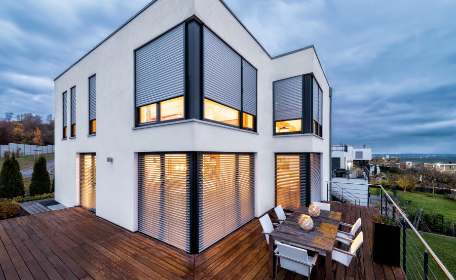 Haus mit Rollläden und Raffstoren