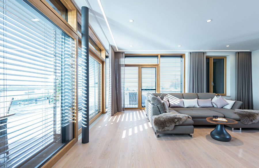 modernes Wohnzimmer mit Raffstoren